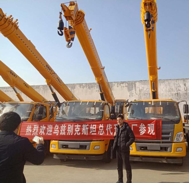 O caminhão de Sinotruk HOWO 6X4 10t do tipo da parte superior de China montou o preço telescópico de 10 toneladas do guindaste do crescimento do guindaste